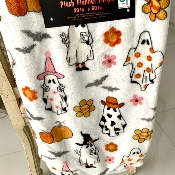 SALE 🔥 Happy Halloween White/Orange/Pink/Black "Ghosts” PlushThrow Blanket - Picture 3 of 4